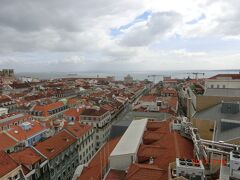 リスボンの観光の中心となるアウグスタ通りをロシオ広場から
南に歩いて行くとドン・ジョゼ1世の騎馬像がある広い広場、
コメルシオ広場の手前に、
勝利のアーチというパリの凱旋門と同じような凱旋門がありました。
Arco da Rua Augusta (Triumphal arch)
上には上がれて展望台になっているようですがパリほど人気はなかった。