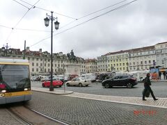 フィゲイラ広場はロシオ広場の隣にあり、
ここにはドンジョアン1世の騎馬像がありました。
在位：1385年 - 1433年でエンリケ航海王子の父だそうです。
ポルトガルの全盛期の基礎を築き上げたことから「大王」と言われているそうです。
この広場はいくつもの路面電車がどんどん停まり我々は15番で来て
降りて、12番に乗り換えてアルファマ地区に行きました。