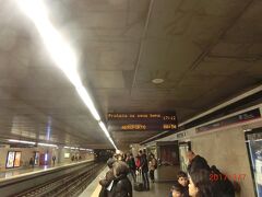 ロシオ駅はVIP　エグゼクティブアーツ　に戻る時に乗りました。
午前中のツアーの時に教えてもらい、帰りに来た。
東にフィゲイラ広場があり、西にロシオ広場があり、
路面電車も複数の路線が停まり町の中心的位置です。
地下鉄の1日乗車券もここの店casa da sorteで買いました。