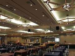 宿泊客が少なくても巨大な空間で朝食。
宴会場名はオーロラだが、公式サイトではインターナショナルブッフェ「O's Dining」となっている。