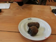 午前中のガイドツアーの後
リベイラ市場
Mercardo da Ribeira
で解散、自由時間になりました。
#1 CROQUETERIA でコロッケ 1.5ユーロ。
美味い。