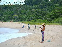 「ポルトセグーロ／バイーア」

その上陸の地に裏から周りますと.......このビーチは、結構、波が高いようで、遊泳する人は少なく.....