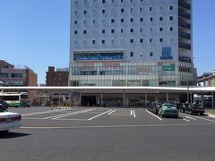 前半の旅行記でも出しましたが、今回泊まったホテル情報です。

ＪＲ奈良駅前にあるスーパーホテルLohasＪＲ奈良駅
クチコミが良かったのと天然温泉付き、朝食付きで選びました。

観光案内所とは反対側です
１階からも２階の駅の改札口からも入れます
下にはコンビニ、駅ナカにもスーパーなどがあり便利です。

フロントは４階ですがスタッフの応対が良かったです。
同じ階に朝食会場やお風呂があります。