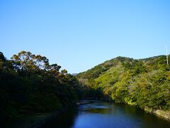 橋の上からの五十鈴川
