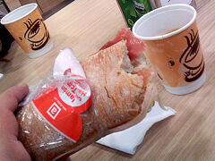 前の旅行記
【No.4】https://4travel.jp/travelogue/11250077


5日目の朝。
グラナダ空港へ。


小さな空港ですが、
軽食食べるとこはいくつかあったので、軽く朝食。
生ハムぎっしりのパン。
食べかけの写真でごめんなさい…