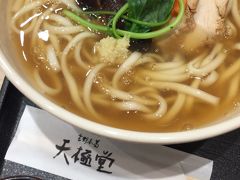 ７時半ごろ一度駅の方に夕食を食べに出ました。

駅ナカに吉野葛で有名な「天極堂」さんがあり、食事処もあるというので行ってみました。
吉野葛の和菓子店とレストランが併設されています。
８時過ぎに行きましたが８時半でラストオーダーです。

吉野葛の餡をかけたうどんをいただきました。
鶏の出汁としょうががアクセントで美味しい！
つゆを珍しく飲み干したくらい美味しかったです♪