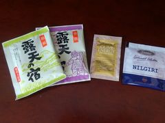 ホテルのチェックイン時間は１４時からだけど、調べたら１２時以降で部屋に空きがあれば無料でアーリーチェックインできるとのこと。
２日前にホテルに電話してその旨尋ねると「当日の状況で」と言われたので、１２時半ごろホテルに行ってみたら無事にアーリーチェックインできました。

だってね、今日は日曜日。
空港だって人が沢山いるし、空港から遊びに行ける近場の東京駅とか台場とか舞浜なんてそれこそ人だらけでしょ。
混んでる所苦手。
早いとこホテルの部屋でダラ～っとしたいわよ、おばさんは。

何も連絡してなかったらしき先客のオジサンは断られてたから、アーリーチェックインしたいのなら事前連絡しておいた方が良いです。

チェックイン時に女性はアメニティが貰えます。
入浴剤・基礎化粧品・紅茶。
数はいくつでもどうぞ、って。
一般常識があればそんなに貰わないけどね。

