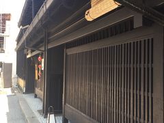 ぐるっとバスは一度ＪＲ奈良駅に戻り、そのままならまちの方へ行くようなのでそのまま乗車してならまちへ行ってみることにしました。

バスの中で急きょならまちの地図を広げます。

バス停を降りてしばらく歩くと商店街の手前、こんな風情ある場所もありました。