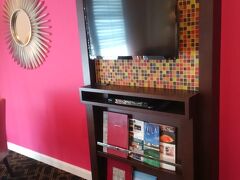 那覇空港へ予定より１５分ほど遅れで到着。
レンタカー会社の送迎バスで豊崎のオリックスレンタカーへ行き、借りた車はホンダのフィット。
レンタカーって毎回博打のよう。
どんな車になるかドキドキする。

車を借りたらETCカードを装着して直ぐに読谷のホテルアリビラに向け出発～。

なんとか１６時前に到着。
