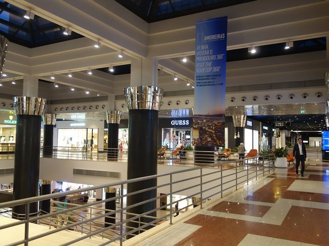 スーパーだけでなく，服飾関係の店も多い。レストランもありました。