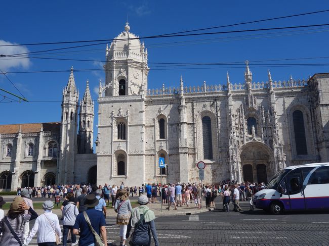 ジェロニモス修道院の前はバスが何十台とひしめいています。