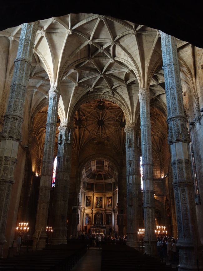 天上の高い修道院。