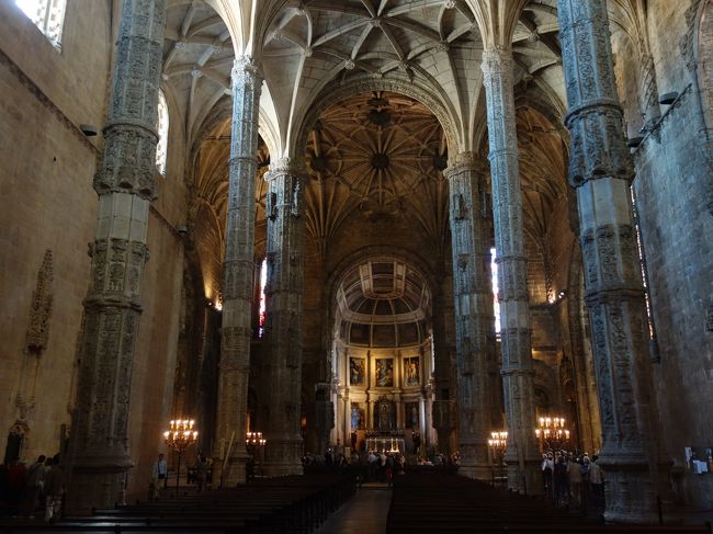 ポルトガルの教会は天井が高い。