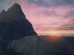 槍ヶ岳の夕日（左に小槍ヶ岳が見えます。）（綺麗さに疲れが吹っ飛びます。）