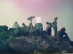 中岳（３０８４ｍ）に着きます。