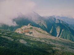 南岳より（下に南岳山荘が見えます。これから歩く縦走路です。）