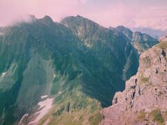 これから歩く穂高連峰縦走路（大キレットです。）（左が北穂　中央が奥穂）