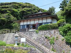 六代御前から逗子のお屋敷町、海岸線をたどり浪子不動へ。
不動尊霊場27番、浪子不動。真言宗。
弘法大師開山とされる古刹。ただ、現在は無住の寺院。
徳富蘆花の小説の舞台になり、主人公の片岡浪子にあやかり、浪子不動と呼ばれるようになった。