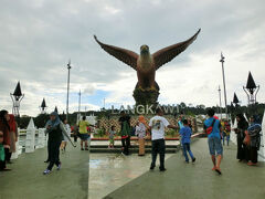 ランカウイ島のガイドブックに必ず載っている鷹のモニュメント。
朝からみんな像の前で記念撮影していました。