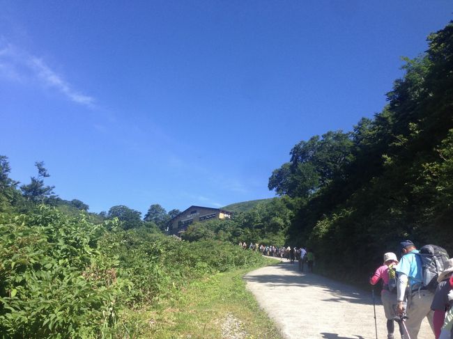 前日の夜に山形市に入り一泊。仕事の締め切り日だったこともありかなり必死の日でしたが、なんとか抜け出せて山道具を取りに一度帰宅。上野から山形新幹線を利用し、山形入り。翌日の朝、某山用品ブランドの主催のイベントに参加し、月山の姥沢口までバスで運んでもらい、そこからお山を楽しむ。この日は快晴。晴れ女冥利に尽きます。