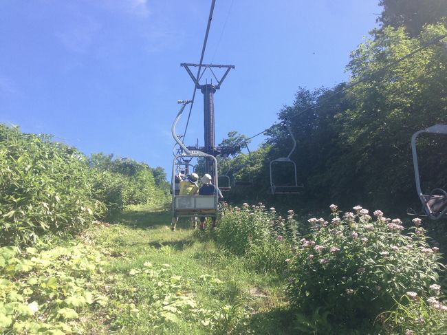 姥沢口から少し登って、リフトに乗る。楽々だけど、足元スレスレを野草や渡り蝶のアサギマダラが駆け抜けどんどん空に近づく解放感を満喫できます。雪深く冬から春にかけてもスキーが楽しめることで有名な月山。リフトはスキーシーズンも活躍ですね。