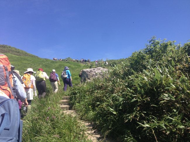 山の日というだけあって、登山客も多い！普段の月山とは比べ物にならない多さだとか。帰路にリフトで下山中に、本日のお客様の人数が発表されていました。多くて嬉しかったのかもしれません。