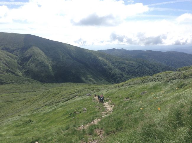 来た道を振り返る。遠くに吾妻連峰や朝日連峰があるのでしょう。