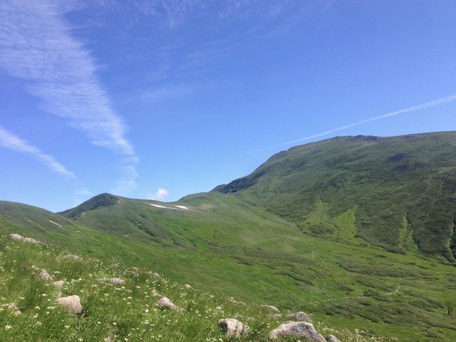 そして右手を見ると、あの峰の先に月山山頂があるはず。途中の雪渓も少し残っています。
