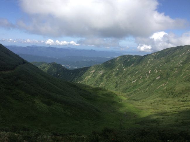 こちらは湯殿山からの道とのこと。出羽三山（羽黒山、月山、湯殿山）の中で湯殿山が一番厳しい山らしい。それでも、数名のトレッカーさんたちとすれ違いました。