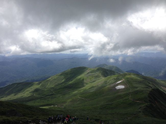 山頂からは雲もカッコ良い。快晴もいいけど、こう言うのも自然の中にいることを感じられる。山頂にはお社があり、お祓いと拝観料を払い御朱印や山バッジが手に入ります。（あ、主旨はお参りです）三角点はそのお社の裏手にあるそうですが、時間なく見に行けませんでした。山頂は結構な人混み。山の日だから！普段の月山は割と人がバラけるそうです。「こんなの初めて」と驚く地元の方の声声声。笑