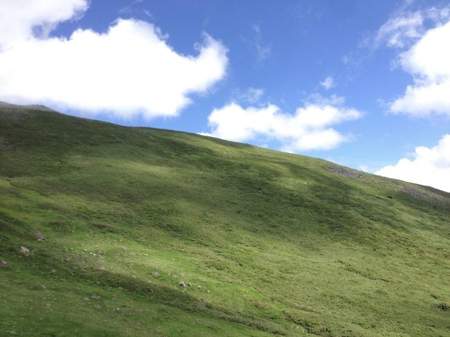 下山します。雲が切れ始め、青空再び、こんにちは。