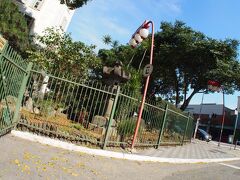 【リベルダージ地区／サンパウロ】

リベルダージのトーマス・ゴンザガ通りの一本上、アメリコ・デ・カンポス通りに面した元富士ホテル（今は、中国系の東方ホテルに名前を変えており、ボロボロでお化けが出そうな安ホテルと化している）の前に存在する広場：「ラルゴ・ダ・ポルボラ Largo da Pólvora」.....という名前。