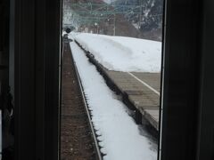 17：18　長いトンネルを抜けると土合駅を通過します　
