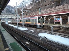 　水上駅に停車中の、乗車してきた電車です
　ループのトンネルを抜けると直ぐに湯桧曽駅、5分後の17：31には終点の水上駅到着です。合計30分のループ旅は終わりです。
