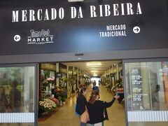 いわゆる「市場」は午前中だけ。そのかわり，通常のお店や，フードコートはやっています。