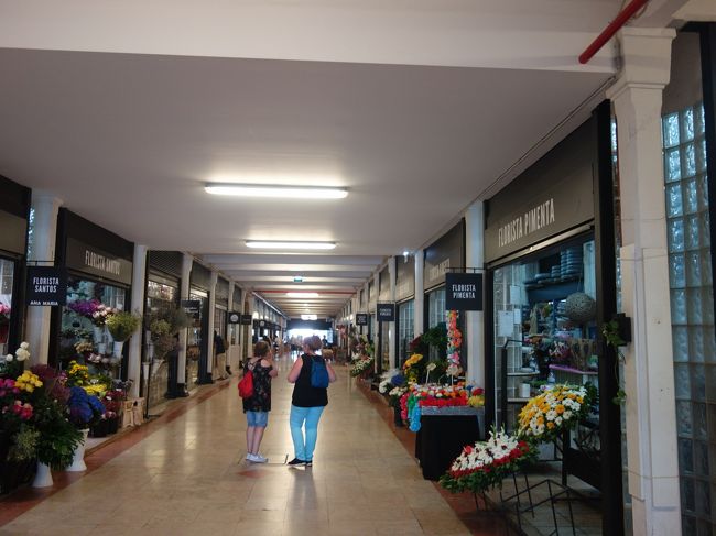 入り口に花屋さん。