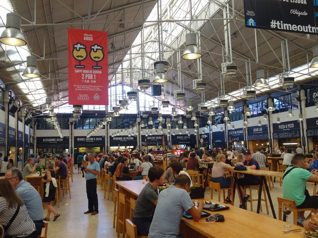 にぎやかです。天井がたかくて明るい。