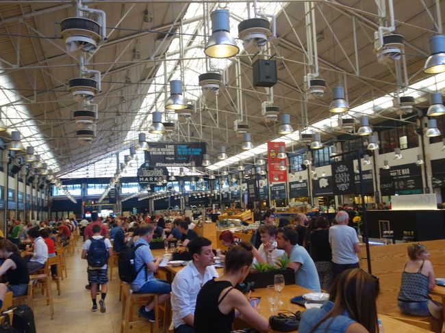 テーブルが高め。椅子というよりスツール。