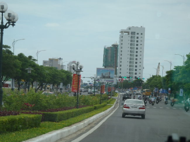 ダナンのビーチライフを期待して、<br />早々とタクシーでミーケー・ビーチサイドに移動する事に・・・<br />タクシー代約１００VND位でした。