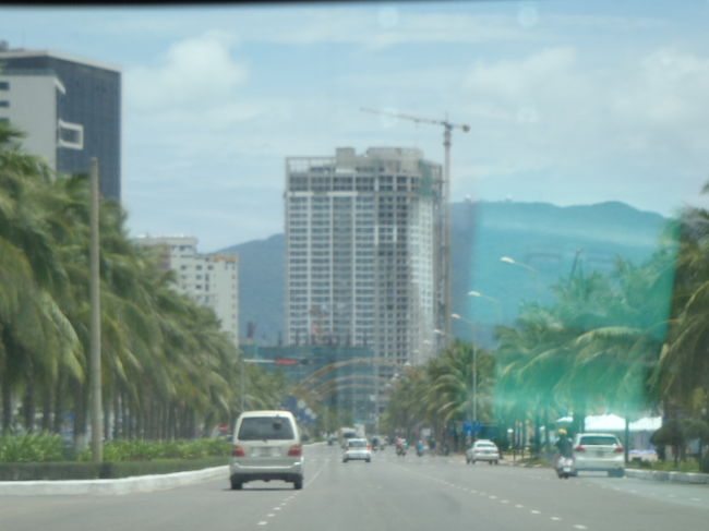 ミーケー・ビーチサイドには建設中のビルが途中にチラホラと・・・<br />観光客で賑わいそうな（特に某国の人達で）ビーチの中心部を外して、<br />ダナンベイの奥の漁村に近い、ビーチサイドの静かな環境のホテルで、<br />のんびりと滞在する事にした。