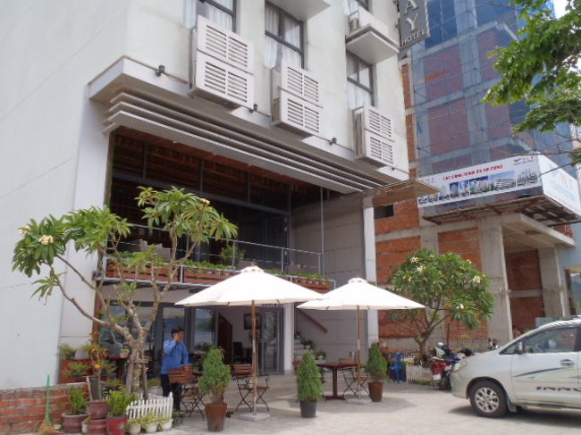 到着したのはこじんまりとした、まだ新しいホテルだった。<br />隣には現在・建設中のホテルが・・・<br />（これから開発が進みそうなエリアのようだ！）<br />工事の騒音の心配をしたが、昼間・部屋に居ても余り気になることはなかった。