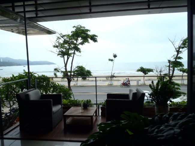 ホテルロビーは至ってシンプル。<br />オープンエアーのロビーの先には・・・