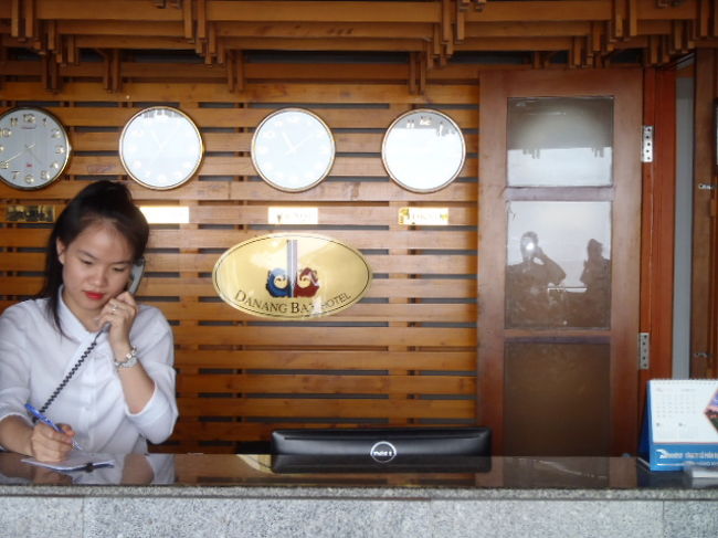 忙しそうに電話中のベトナムレディの、対応でチェックイン。<br />フロント嬢は英語が出来たので助かりました。<br />（ベトナムでは殆どの場所で、英語が通じるので、ベトナム語が話せなくても、<br />旅行が出来るので大助かりです。）