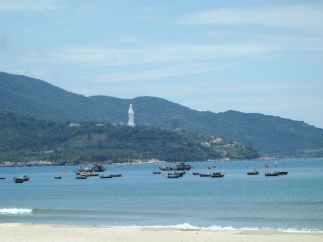 入り江を回った対岸にレディブッダと湾には漁船が眺められ・・・