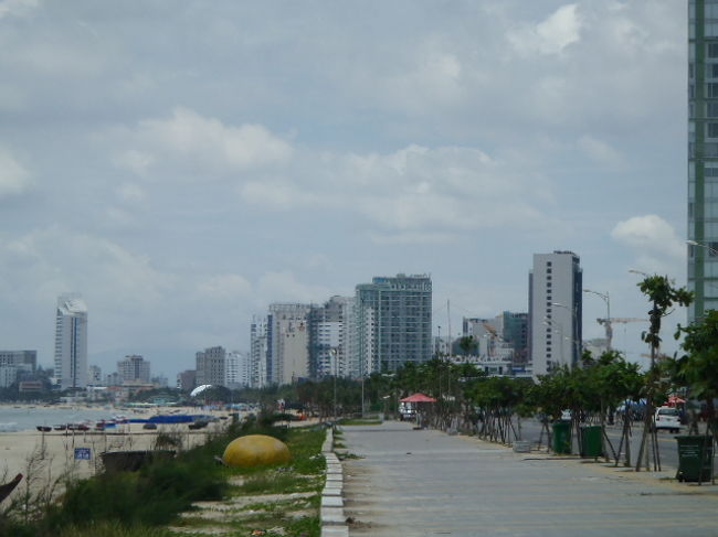 暑い日差しの中、歩いているのは私達だけで、<br />他の人達と出会わない。