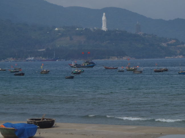 ビーチには日本の昔話に出て来るような？<br />一寸法師が乗っていたお椀のお舟？の様な・・・<br />本当に利用しているのか疑問でしたが？