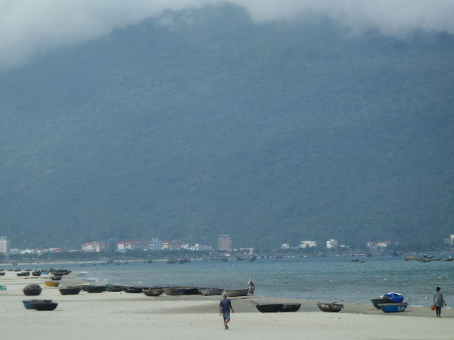 湾の入り江奥の漁村とビーチには多数のお椀の船が・・・