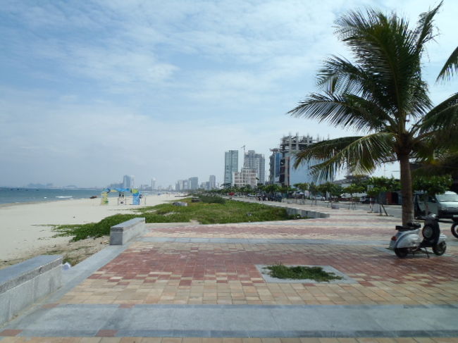 ミーケ・ビーチの賑やかな方まで伸びるビーチは水際まではかなり広い。<br />暑い日中・広いビーチに人影は殆どありません。