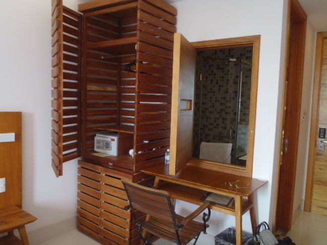 モダンな？造りのワードローブにデスク・・・<br />小さな扉の先にはバスルームと洗面台が見えますが、<br />此の造りは何の意味があるのか？・・・