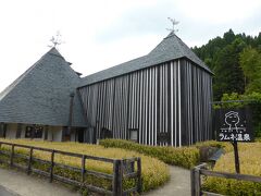 ガニ湯の近くにはラムネ温泉館があります。

駐車場の車のナンバープレートを見ると、帯広、所沢、函館など全国各地から来られている模様。日本一の炭酸泉というだけありますね。